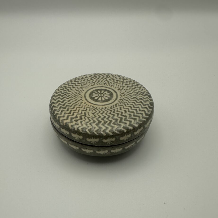 李秀承《象嵌香合(白磁象嵌文・花文)》